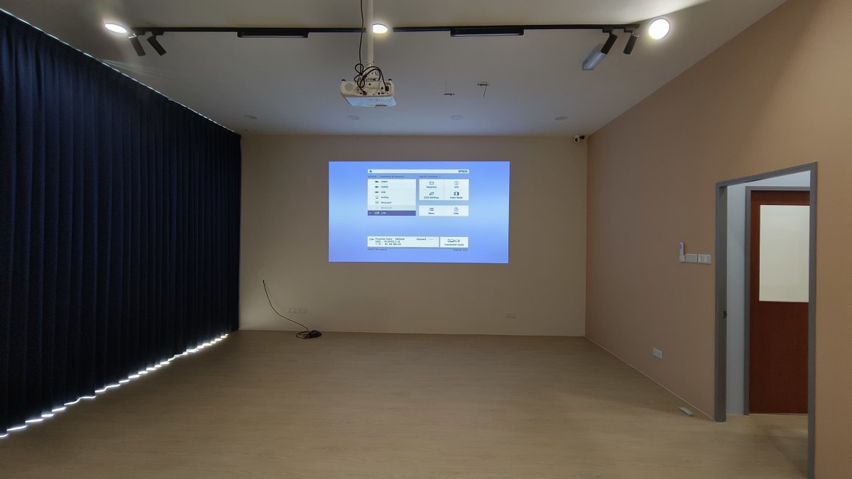 Dinding unjuran sebenar dan projektor siling VECTOR Learning Studio