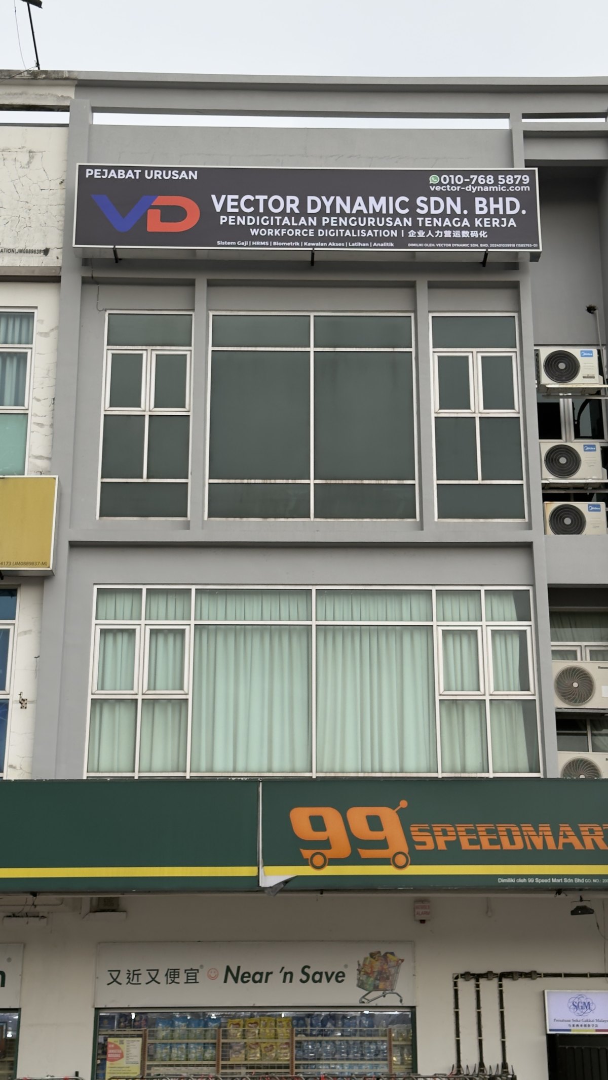 Fasad pejabat VECTOR DYNAMIC di tingkat atas 99 Speedmart di Setia Eco Cascadia