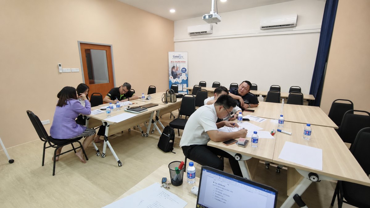 Fasilitator mengendalikan sesi pembelajaran sebenar di VECTOR Learning Studio