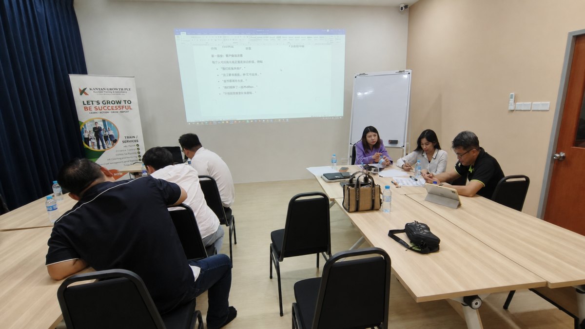 Peserta terlibat dalam bengkel sebenar di VECTOR Learning Studio